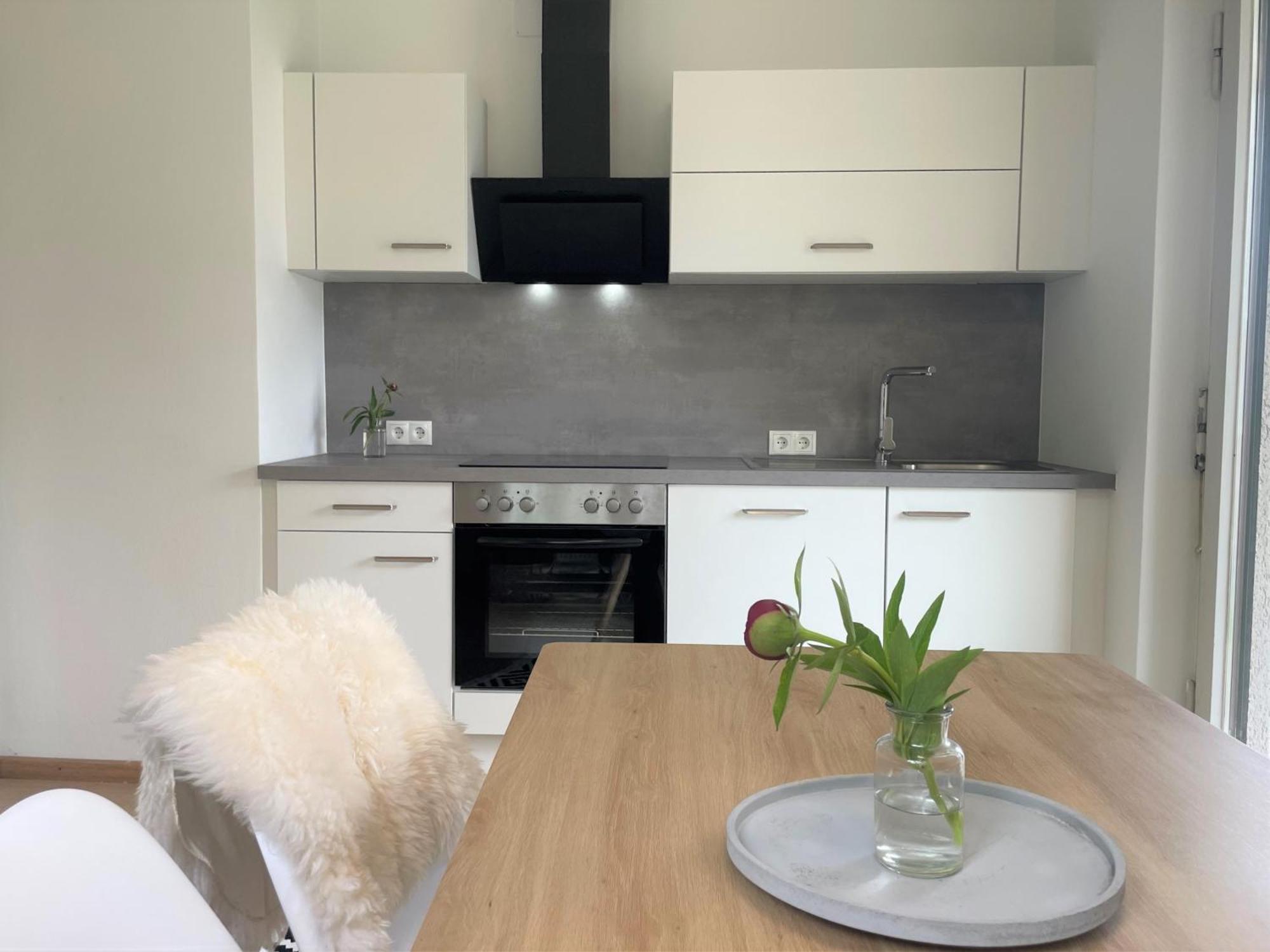 Crown Living Design Apartment - 2 Schlafzimmer - Kueche - Gratis Parkplatz - Abstellraum Fuer Fahrraeder/Ski Mader Buitenkant foto
