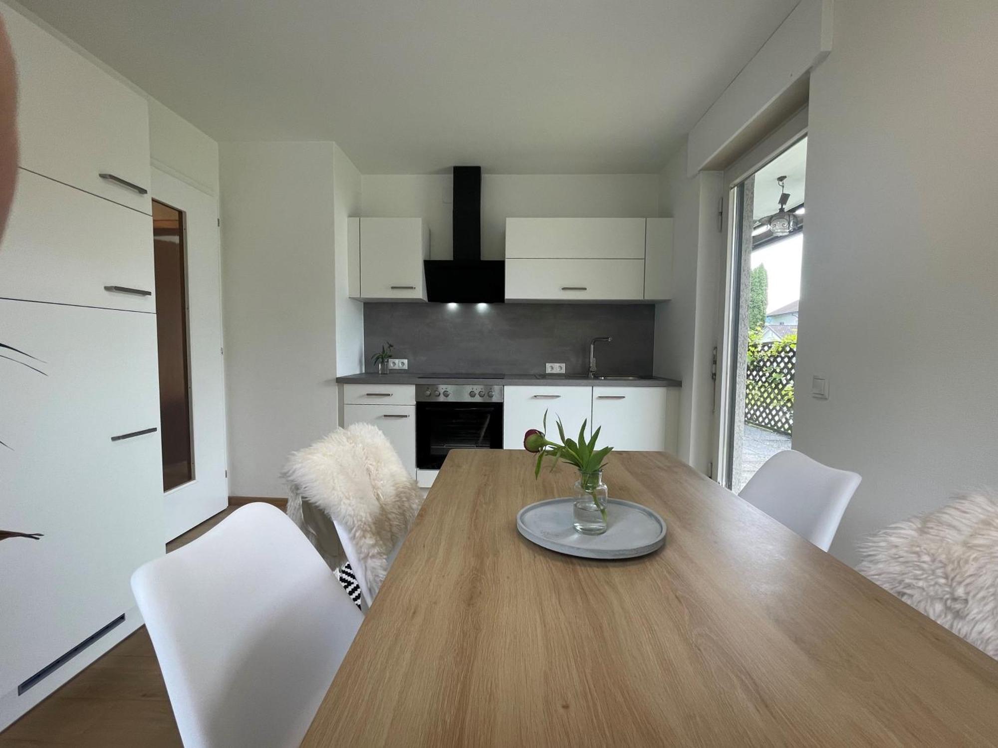 Crown Living Design Apartment - 2 Schlafzimmer - Kueche - Gratis Parkplatz - Abstellraum Fuer Fahrraeder/Ski Mader Buitenkant foto