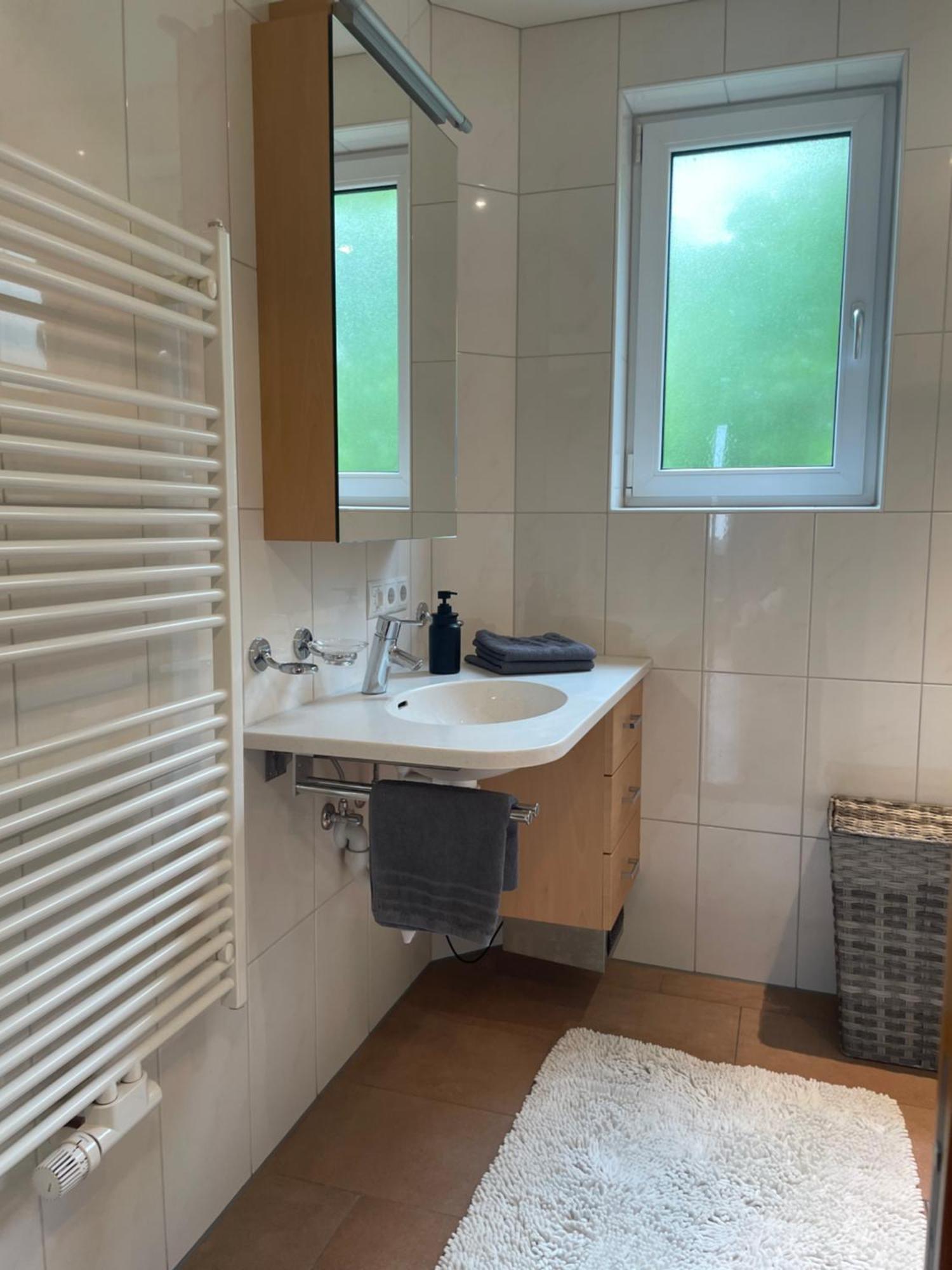 Crown Living Design Apartment - 2 Schlafzimmer - Kueche - Gratis Parkplatz - Abstellraum Fuer Fahrraeder/Ski Mader Buitenkant foto