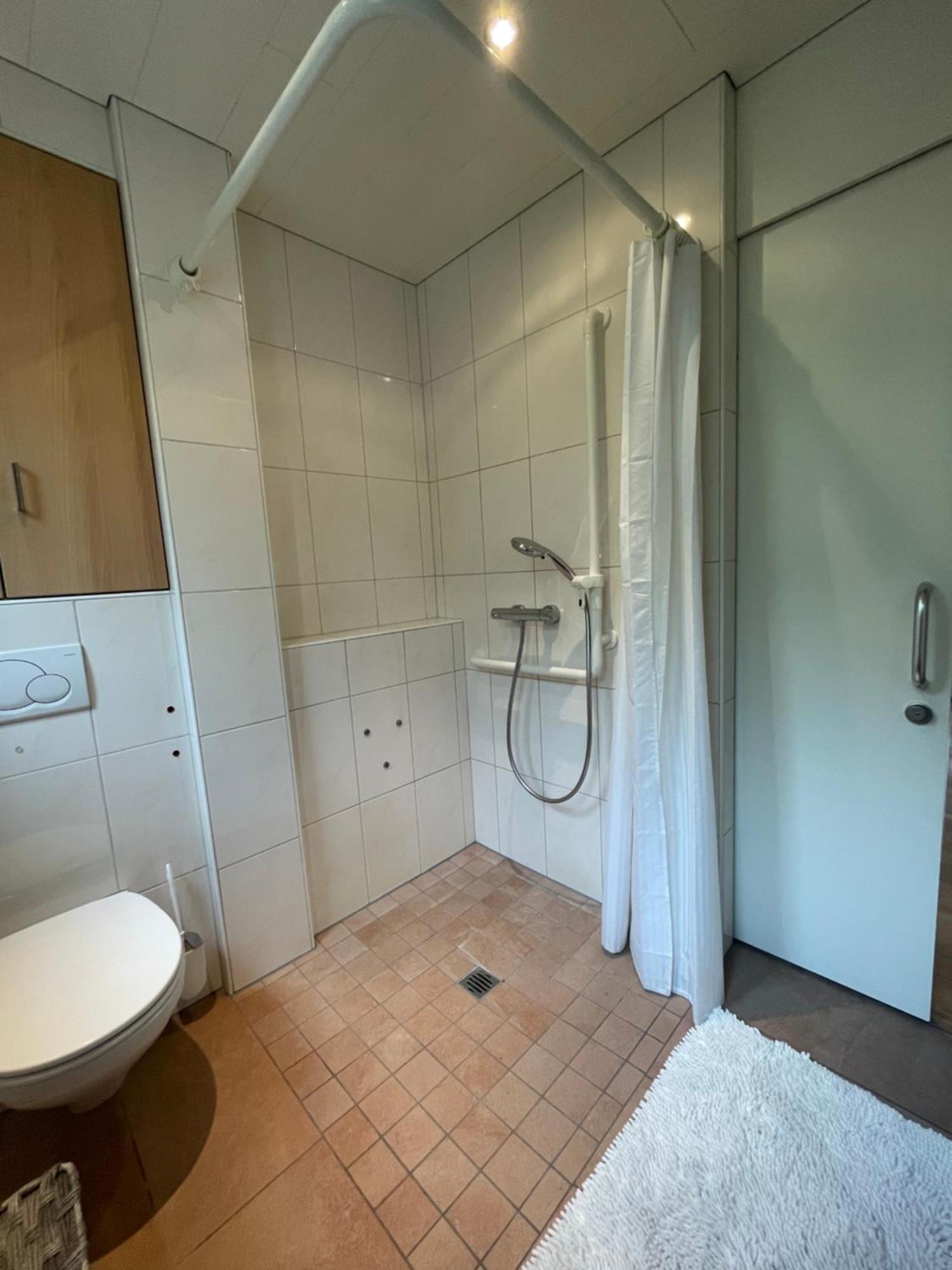 Crown Living Design Apartment - 2 Schlafzimmer - Kueche - Gratis Parkplatz - Abstellraum Fuer Fahrraeder/Ski Mader Buitenkant foto