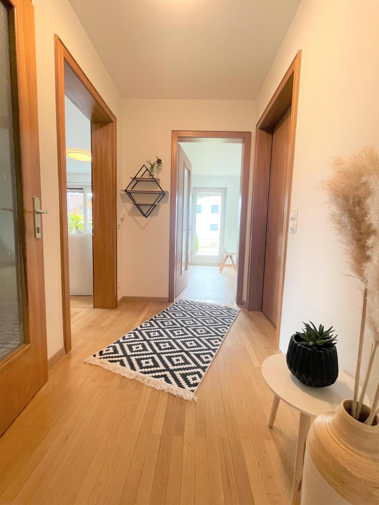 Crown Living Design Apartment - 2 Schlafzimmer - Kueche - Gratis Parkplatz - Abstellraum Fuer Fahrraeder/Ski Mader Buitenkant foto