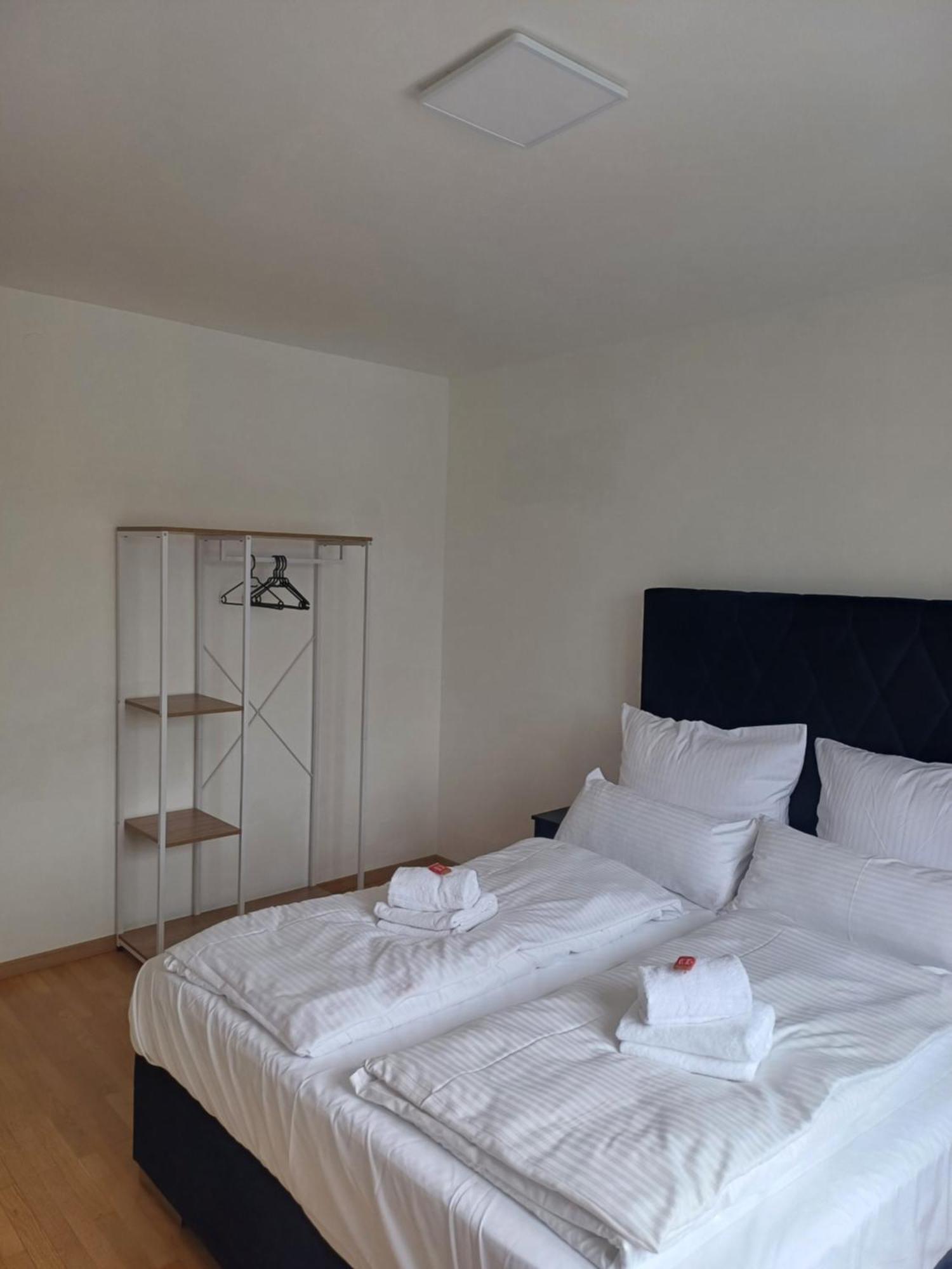 Crown Living Design Apartment - 2 Schlafzimmer - Kueche - Gratis Parkplatz - Abstellraum Fuer Fahrraeder/Ski Mader Buitenkant foto