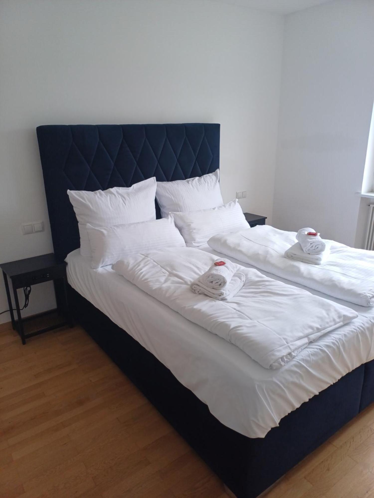 Crown Living Design Apartment - 2 Schlafzimmer - Kueche - Gratis Parkplatz - Abstellraum Fuer Fahrraeder/Ski Mader Buitenkant foto