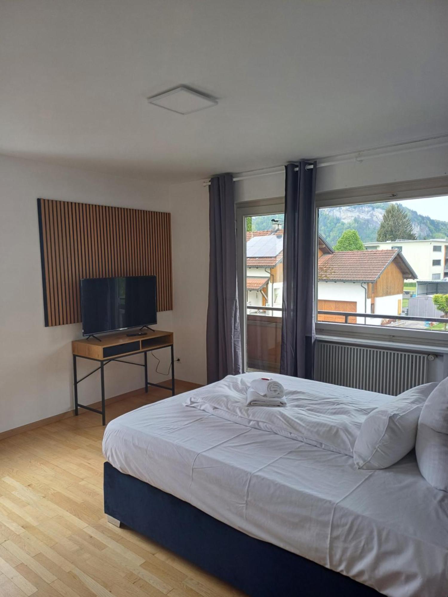 Crown Living Design Apartment - 2 Schlafzimmer - Kueche - Gratis Parkplatz - Abstellraum Fuer Fahrraeder/Ski Mader Buitenkant foto